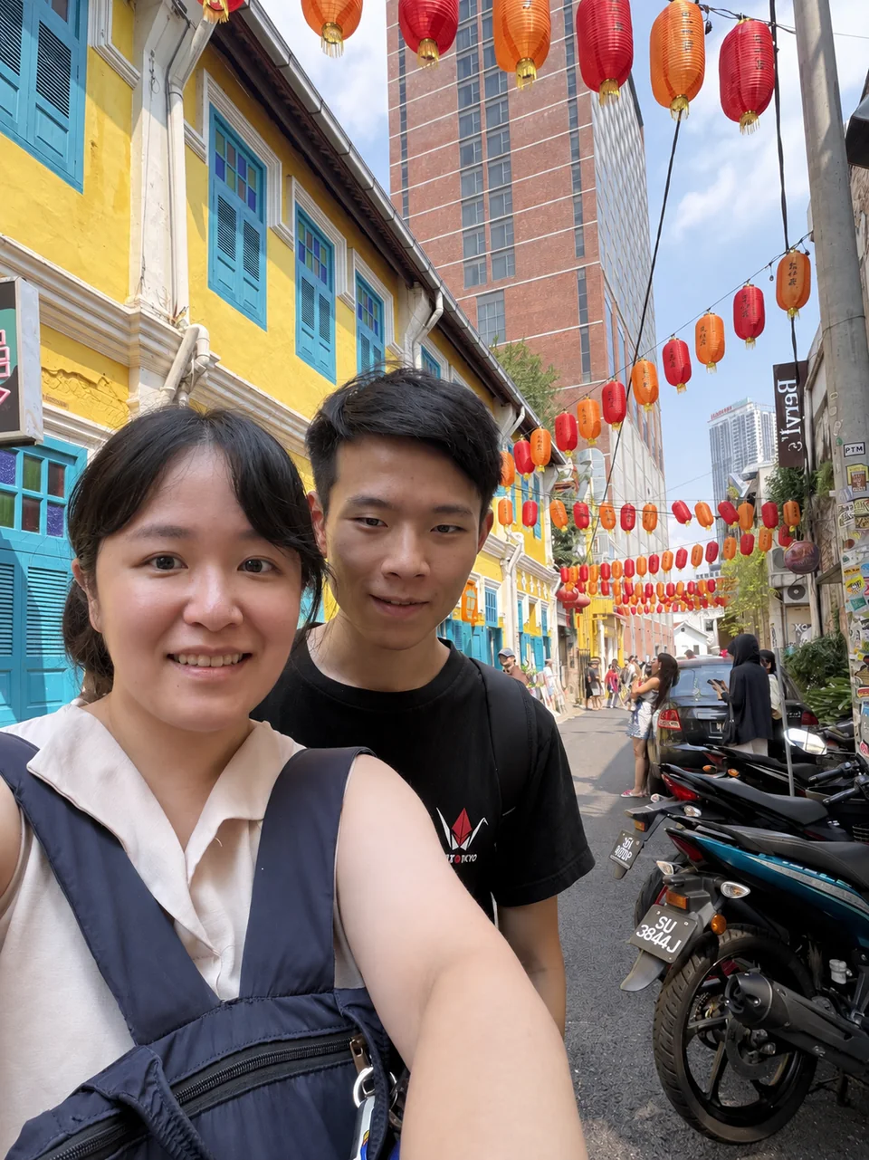 Harry 與 Cynthia 在掛滿燈籠的街道上合照